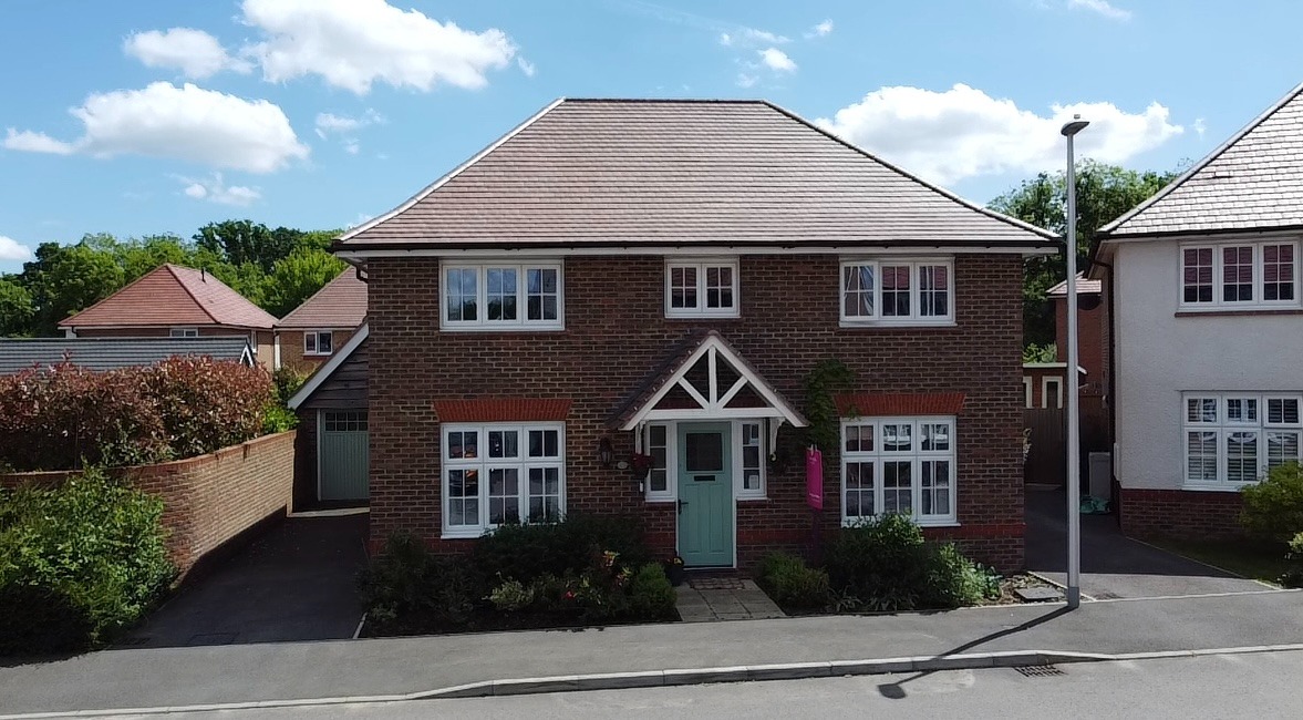 A truly impressive example of a Redrow built house in the fabulous new garden village of Aborfield Green. Comprising study or playroom, utility room, kitchen/diner, separate lounge, cloakroom, four double bedrooms, en-suite to master and family bathroom