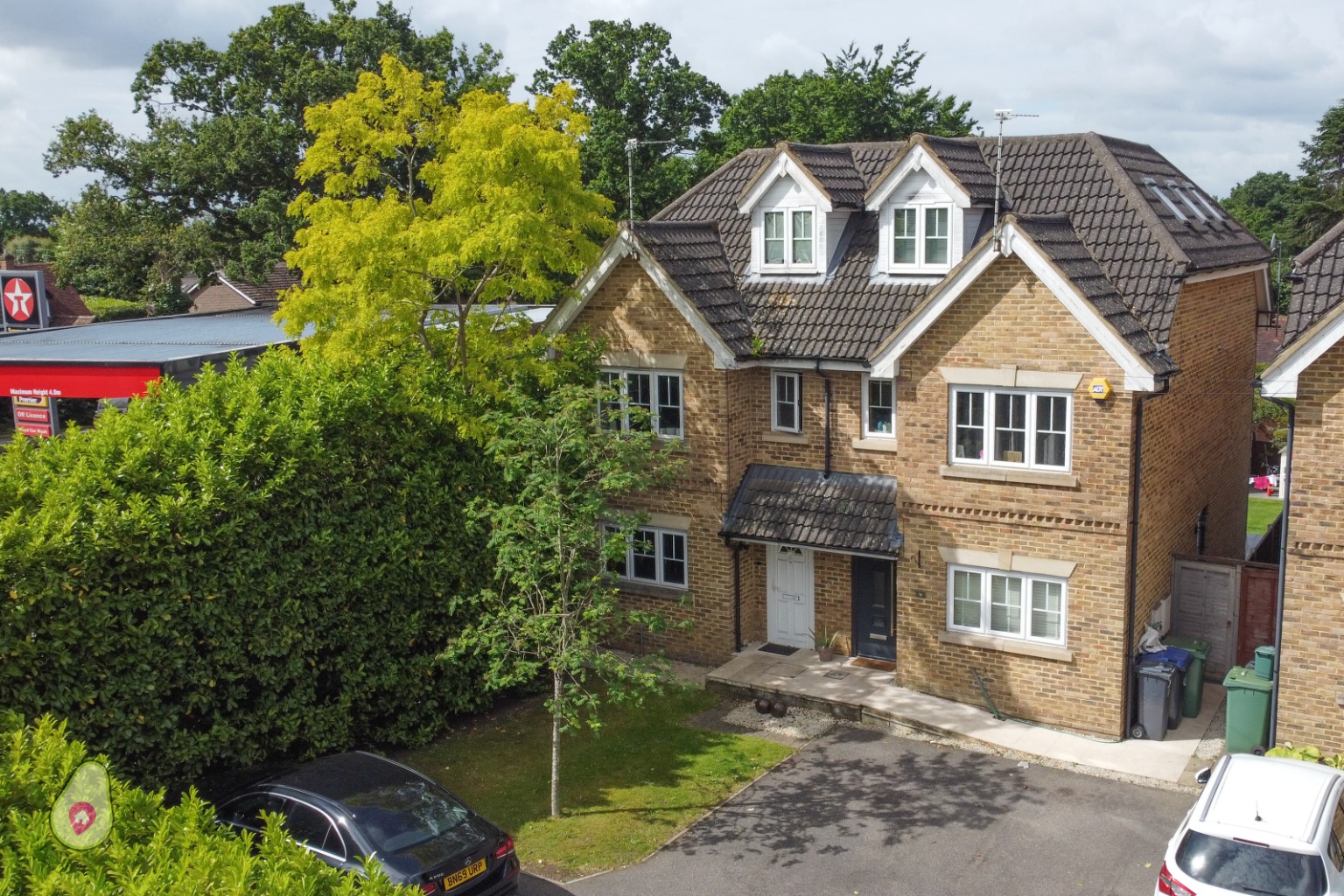 Situated in a convenient location within the catchment area for some of the areas most popular schools, is this semi-detached four bedroom townhouse with the potential of being sold with no onward chain.