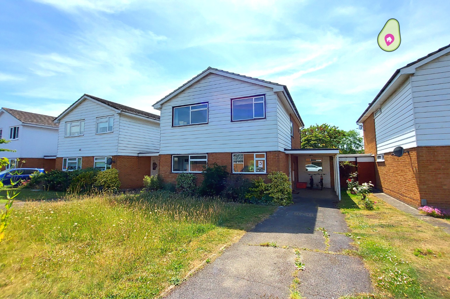 This great size four bedroom link detached house has so much to offer and make an excellent family home. The property is situated in a quiet cul de sac and is within easy reach of Twyford, Woodley and Reading with all of their amenities.
