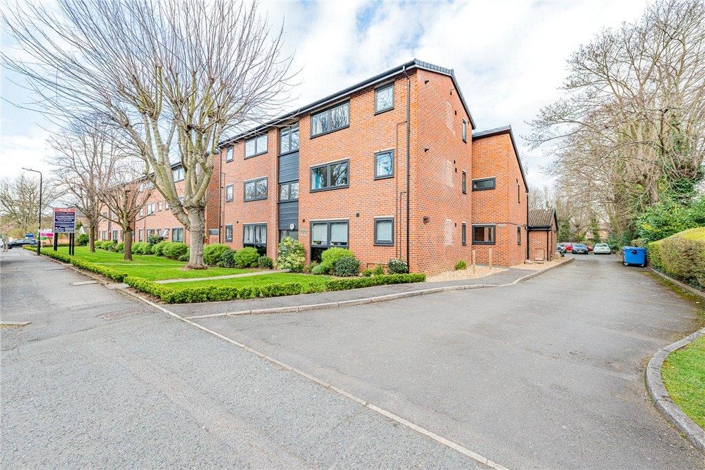 One double bedroom with fitted wardrobes, first floor apartment, immaculate condition, resident parking to the rear for approximately 25 cars, open plan lounge/dining room, walking distance to the River Thames, Maidenhead train station located near by, long lease.