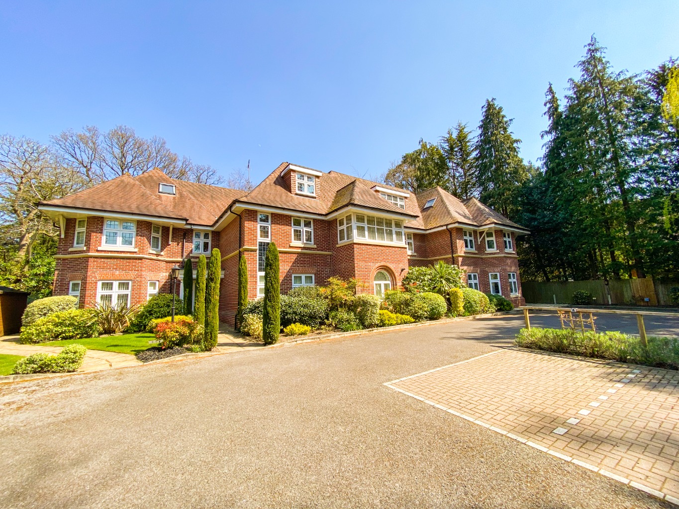 Avocado Surrey is delighted to present to the market this stunning two double bedroom two bathroom first floor apartment located in a sought after road, less than a mile away from Camberley Town Centre. This property is accessed via electric gates, enjoys beautifully landscaped communal gardens, all