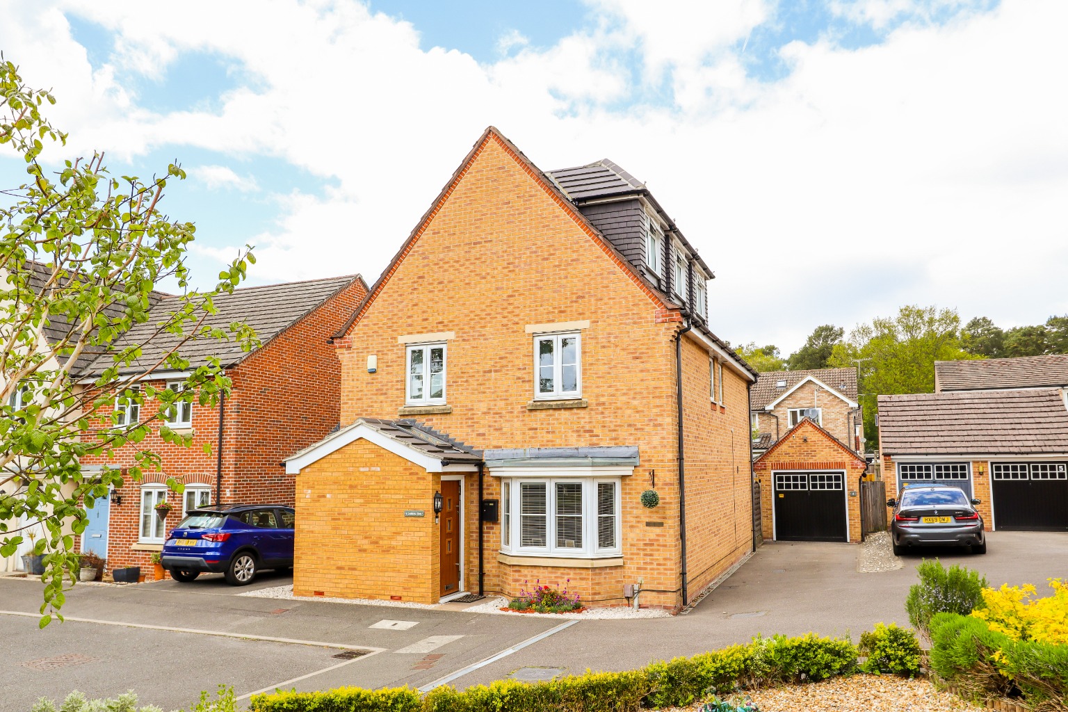 Avocado Surrey is delighted to present to the market, this beautifully presented and recently extended four bedroom detached family home within a quiet cul-de-sac. This stunning property offers four good sized bedrooms, with a large master bedroom suite to the top floor with large en-suite shower