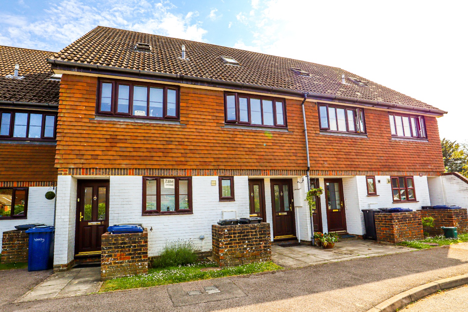 Presented to the market this bright & airy 1 bedroom split level maisonette located in a sought after residential location, within a moments walk from Cranleigh High Street & Marks & Spencers. This property is presented in lovely condition throughout, offers a great sized lounge/dining room with Jul