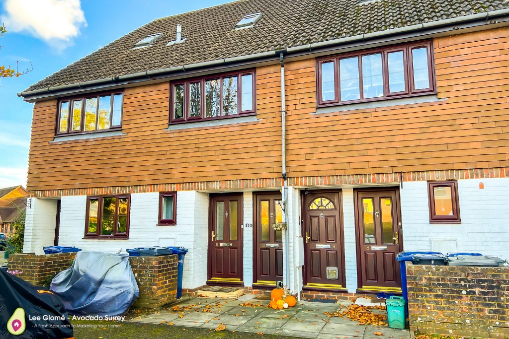 **60% SHARED OWNERSHIP AVAILABLE FOR £138,000**  Presented to the market this stunning bright & airy 1 bedroom split level maisonette located in a sought after residential location, within a moments walk from Cranleigh High Street & Marks & Spencers.