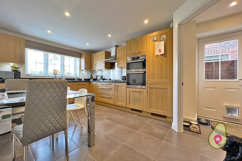 4 bed detached house for sale in Addington Gardens, Reading  - Property Image 2