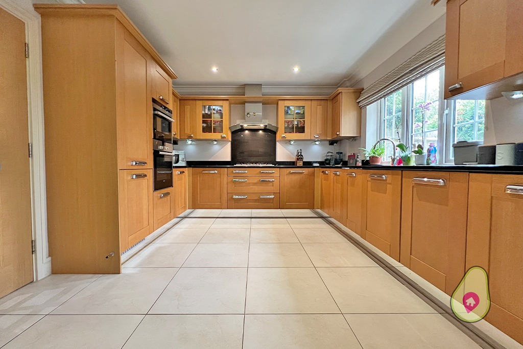 4 bed detached house for sale in Henderson Close, Reading  - Property Image 3