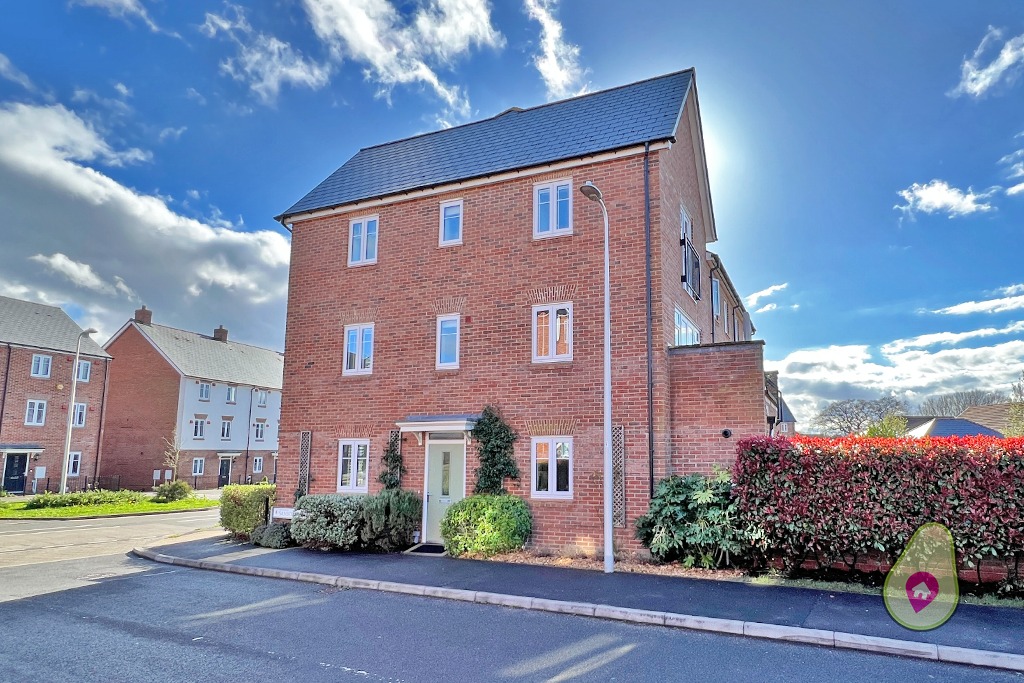 4 bed end of terrace house for sale in Samborne Drive, Wokingham  - Property Image 1