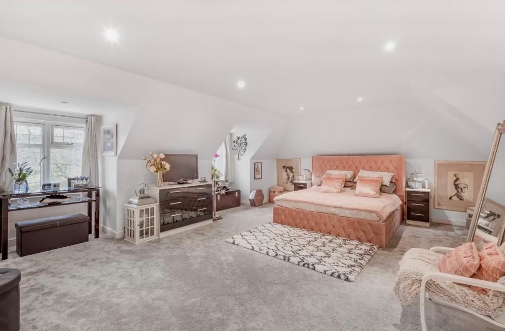 2 bed flat for sale in Nine Mile Ride, Wokingham  - Property Image 2