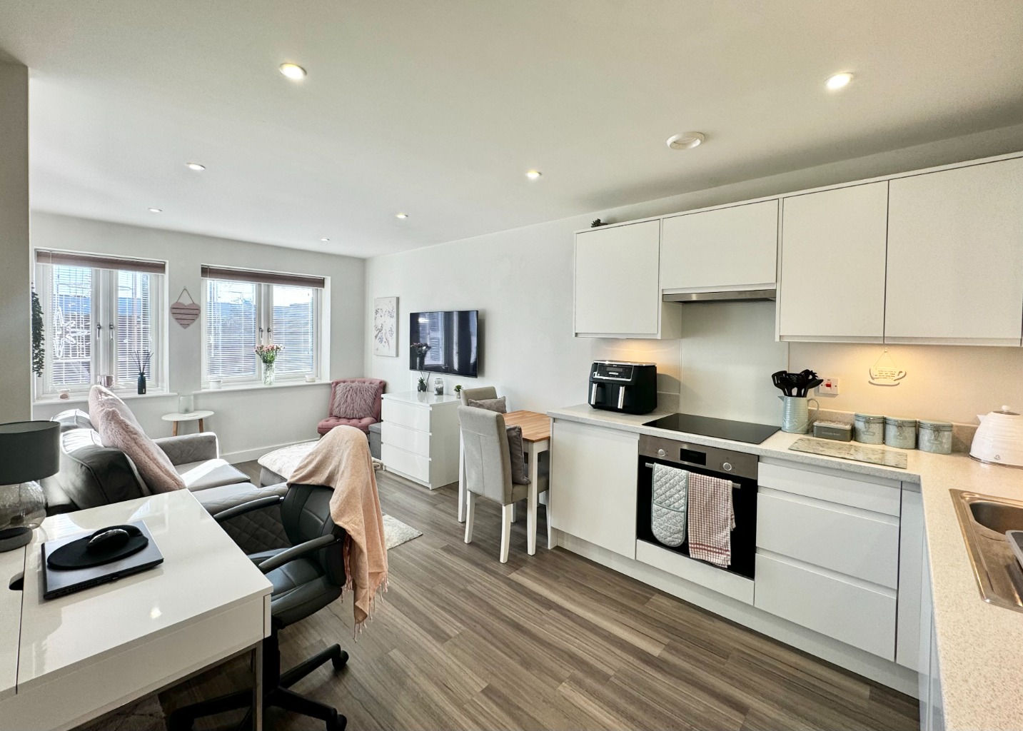 1 bed studio flat for sale in Church Road, Fleet  - Property Image 3