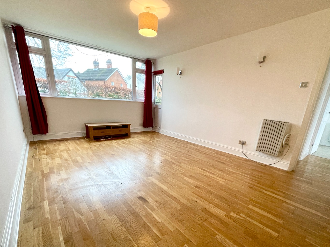 2 bed ground floor flat for sale in Rances Lane, Wokingham  - Property Image 4