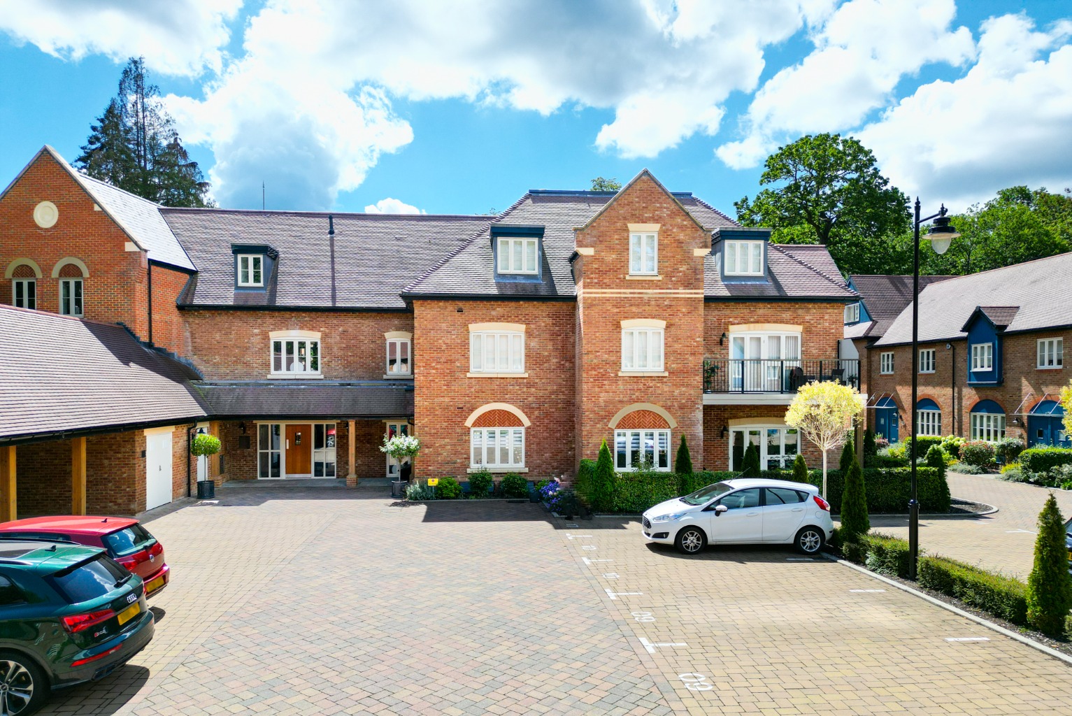2 bed flat for sale in Boleyn Mews, Ascot  - Property Image 1