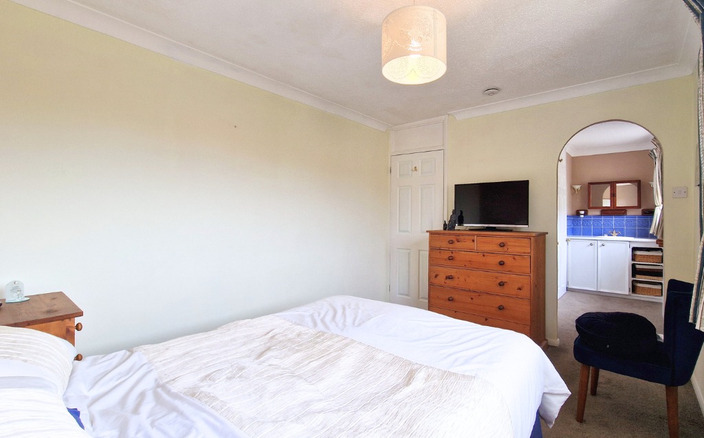 3 bed link detached house for sale in Bluethroat Close, Sandhurst  - Property Image 10