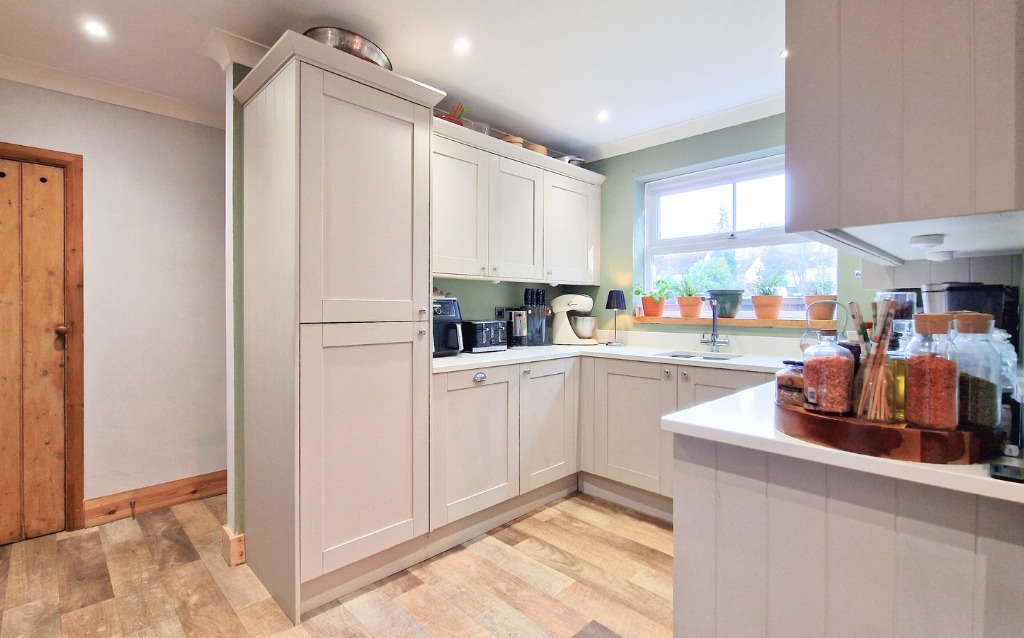3 bed end of terrace house for sale in Upper Broadmoor Road, Crowthorne  - Property Image 3