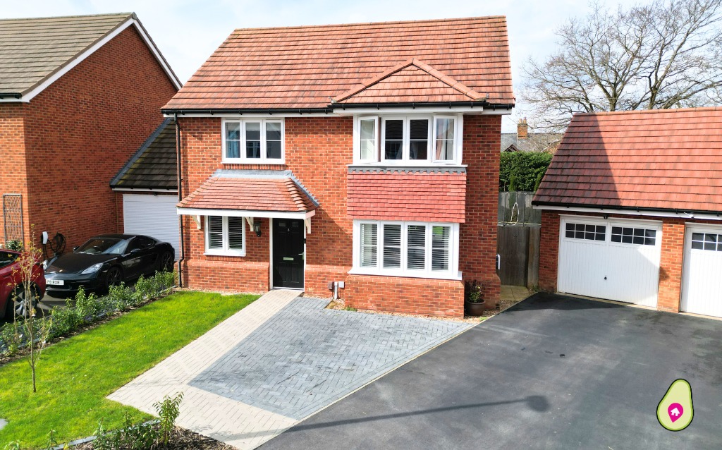 4 bed detached house for sale in Nicholson Drive, Wokingham - Property Image 1
