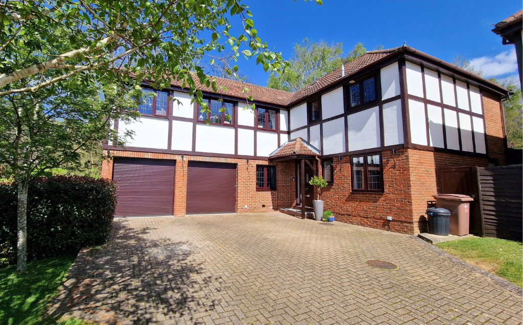 5 bed detached house for sale in Manor Park Drive, Wokingham  - Property Image 1