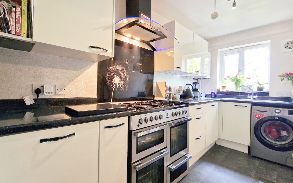 2 bed terraced house for sale in Valley View, Sandhurst  - Property Image 5