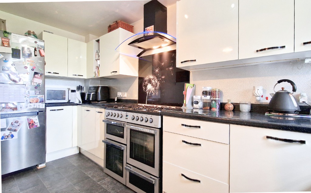2 bed terraced house for sale in Valley View, Sandhurst  - Property Image 6