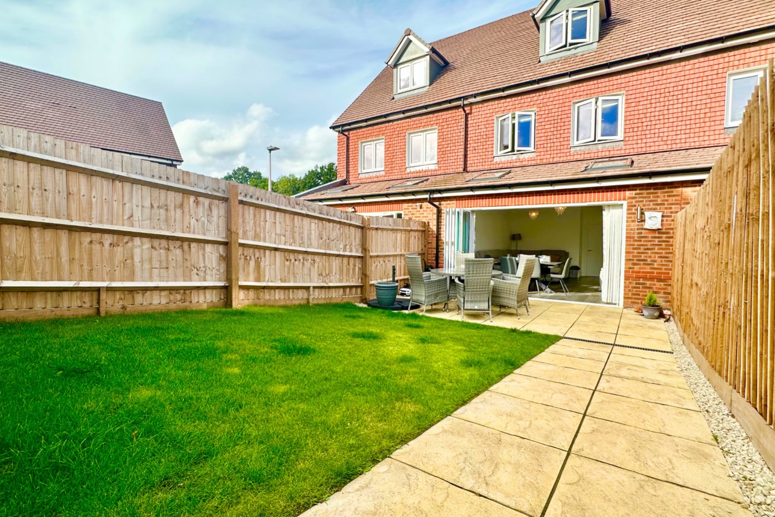 3 bed terraced house for sale in Harvest Path, Wokingham  - Property Image 27