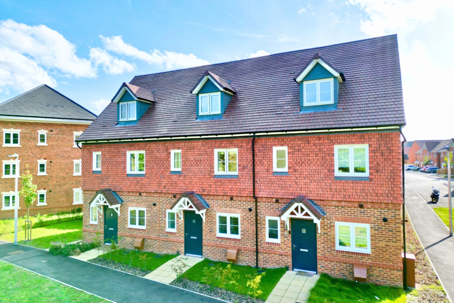 3 bed terraced house for sale in Harvest Path, Wokingham - Property Image 1