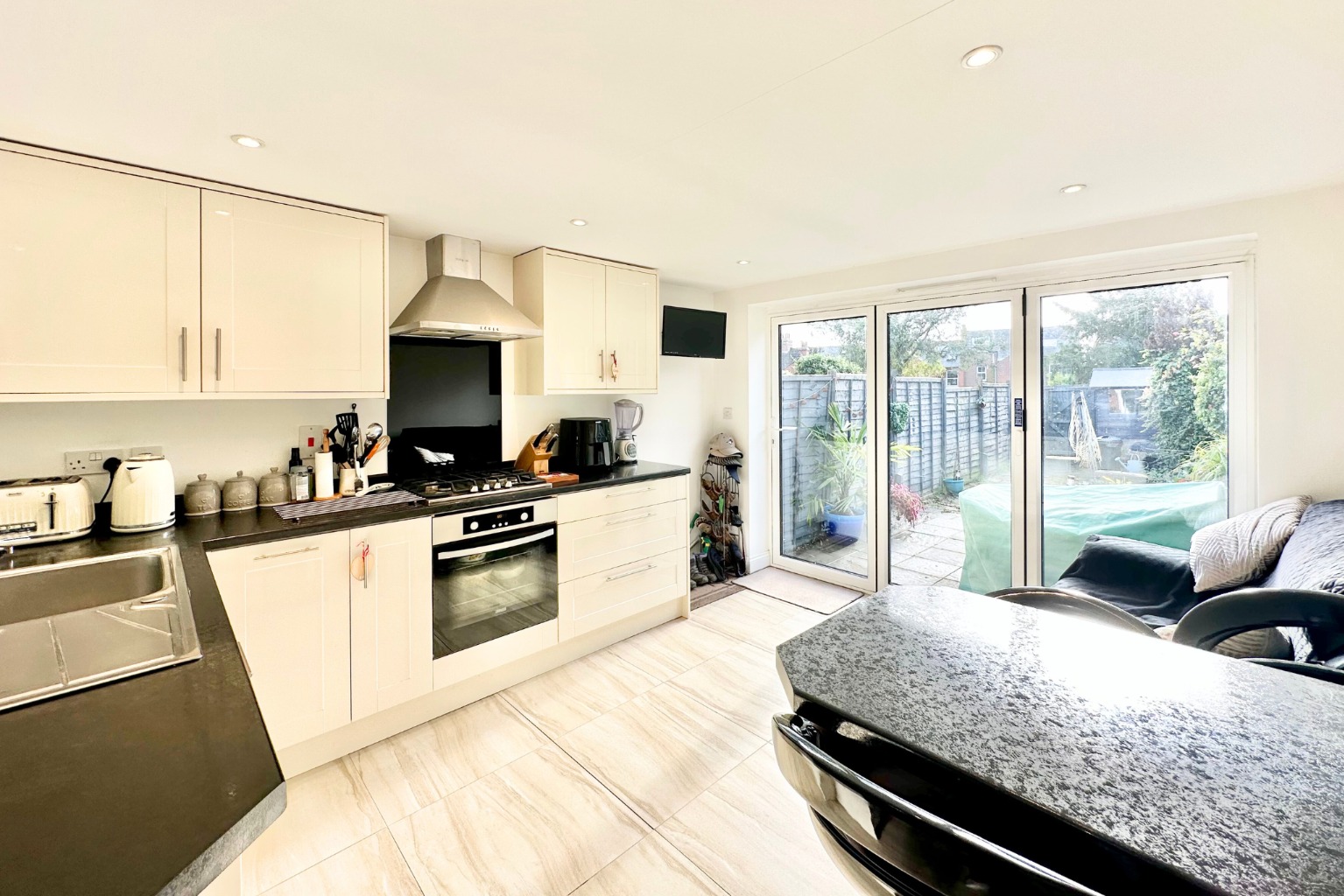 2 bed semi-detached house for sale in Howard Road, Wokingham  - Property Image 6