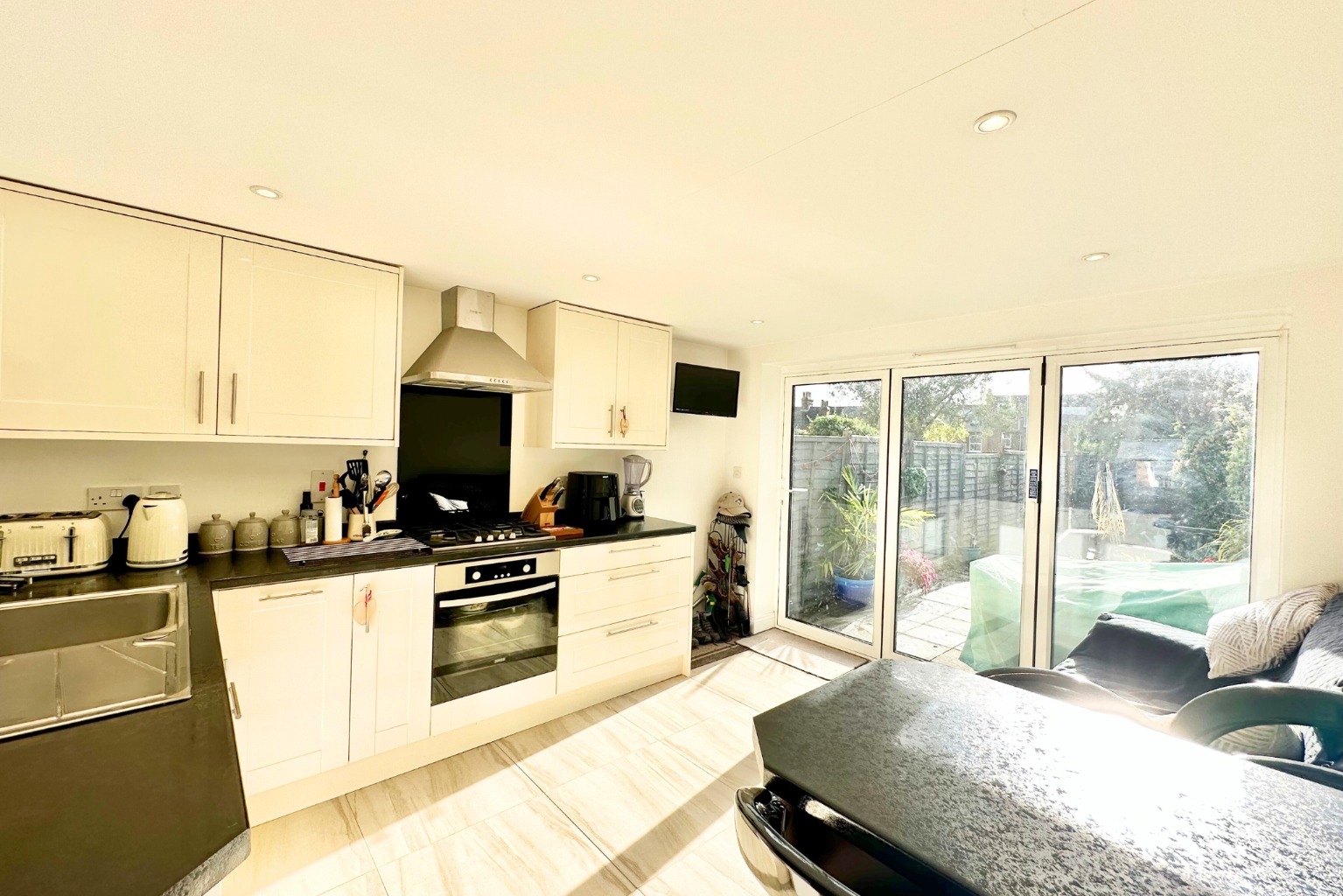 2 bed semi-detached house for sale in Howard Road, Wokingham  - Property Image 9