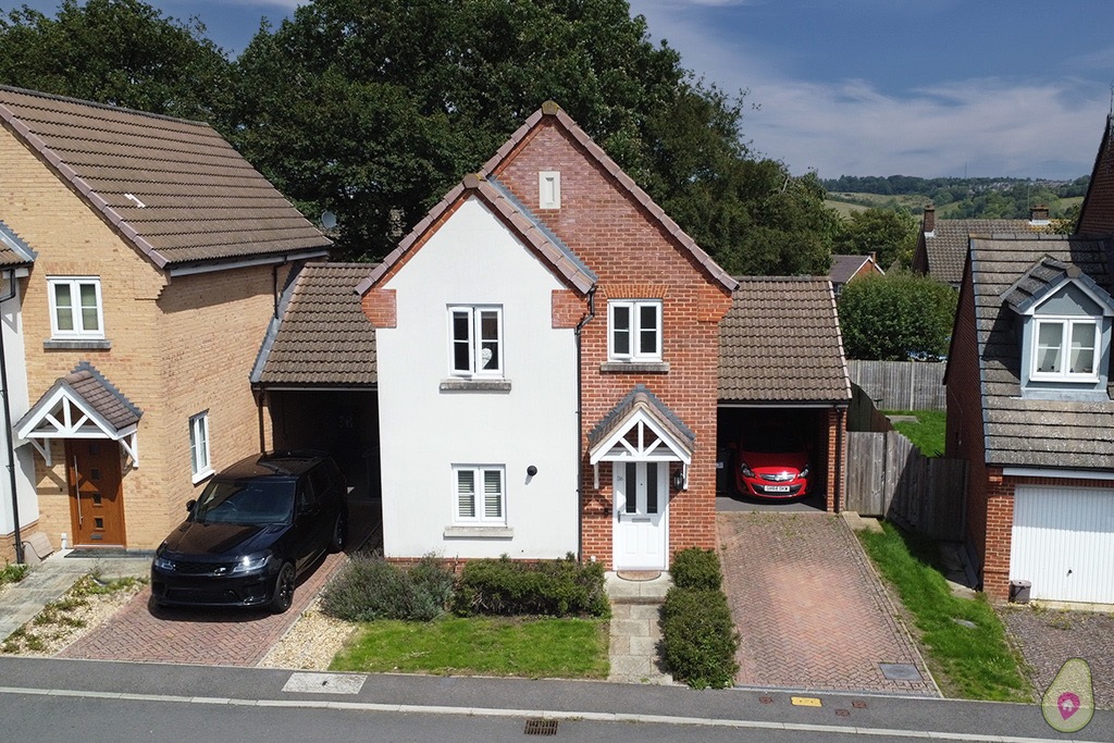 3 bed detached house for sale in Red Kite Way, High Wycombe  - Property Image 1