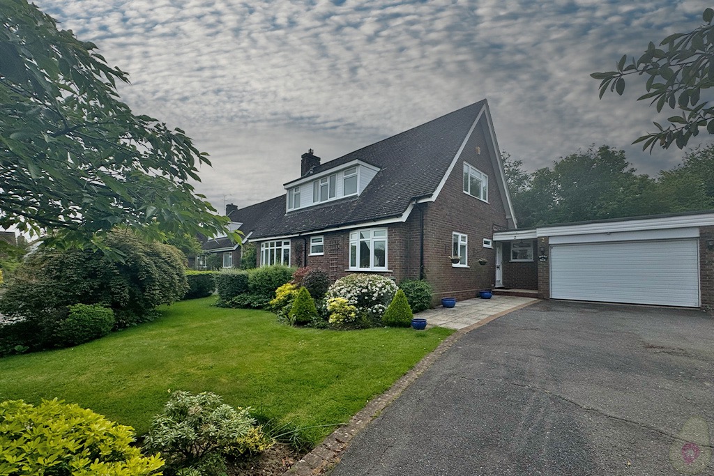 4 bed detached house for sale in The Garth, Buckinghamshire  - Property Image 13