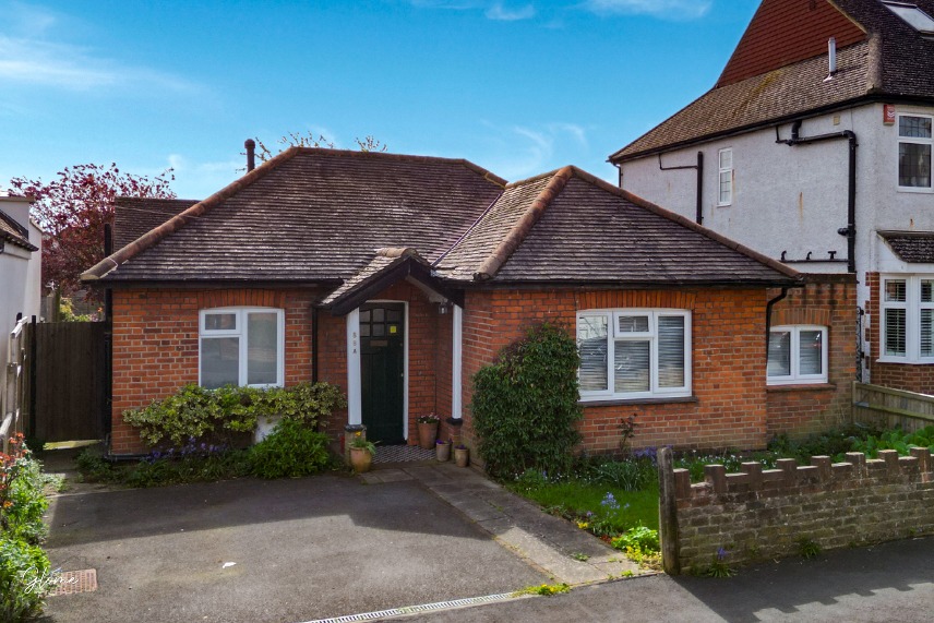 3 bed detached house for sale in Walton-On-Thames - Property Image 1