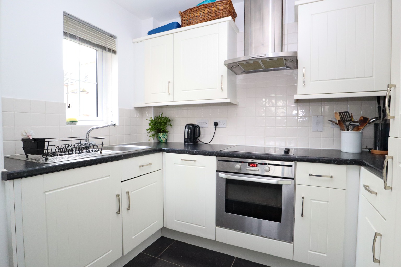 2 bed flat for sale in St. Dominic Close, Farnborough  - Property Image 4