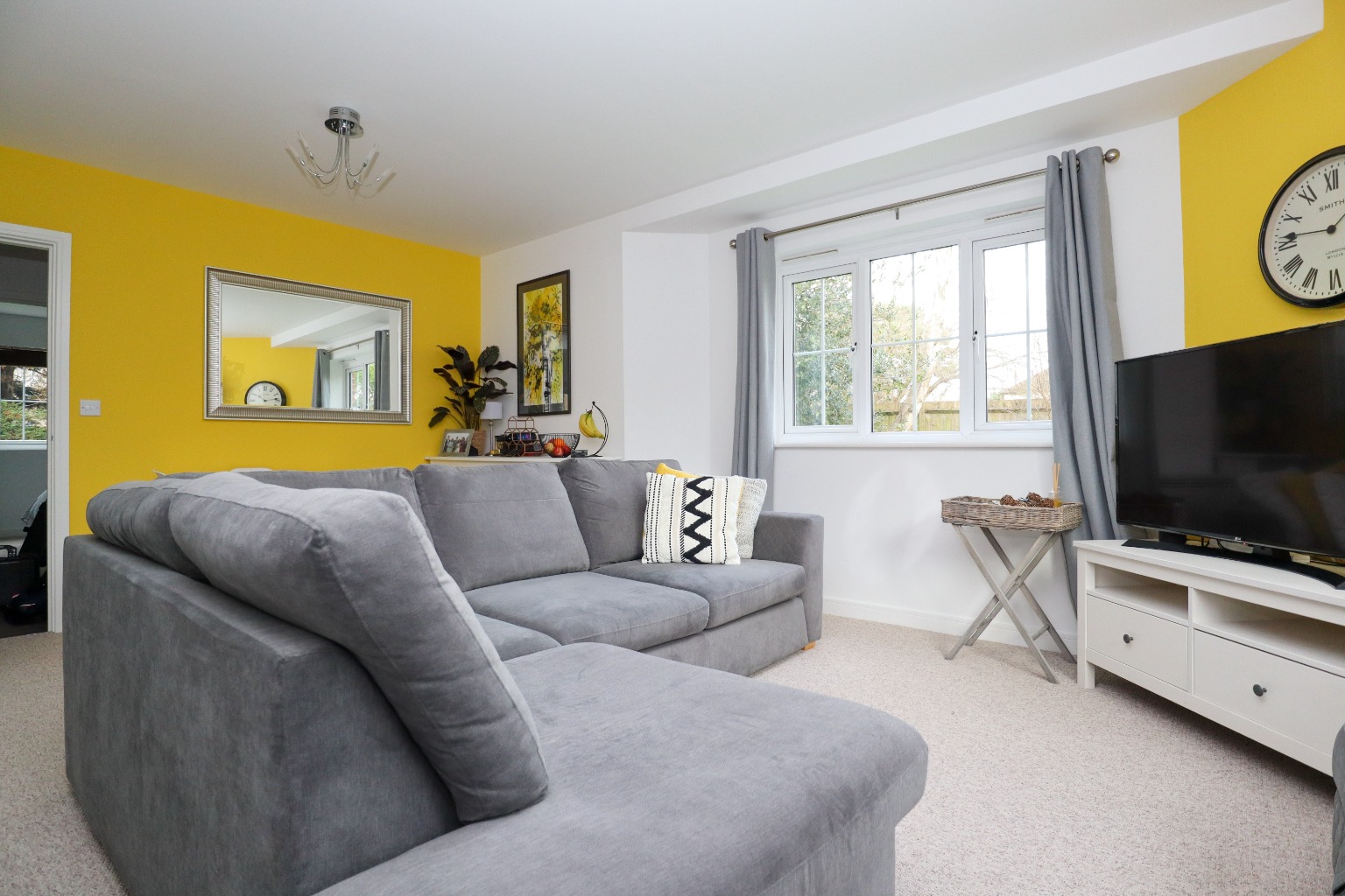 2 bed flat for sale in St. Dominic Close, Farnborough  - Property Image 3