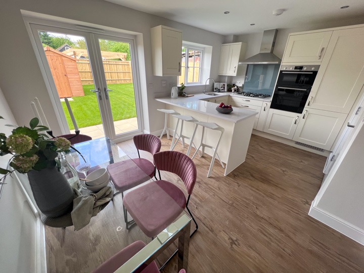 4 bed detached house for sale in Chinnor Road, High Wycombe  - Property Image 4