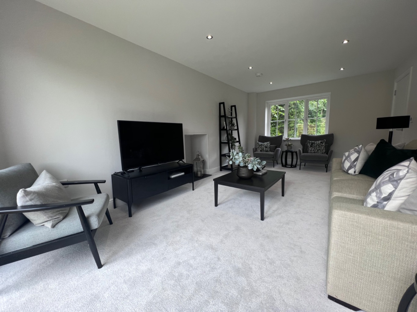 4 bed detached house for sale in Chinnor Road, High Wycombe  - Property Image 5
