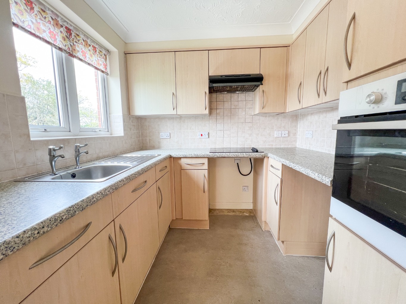 2 bed flat for sale in Lugtrout Lane, West Midlands  - Property Image 4