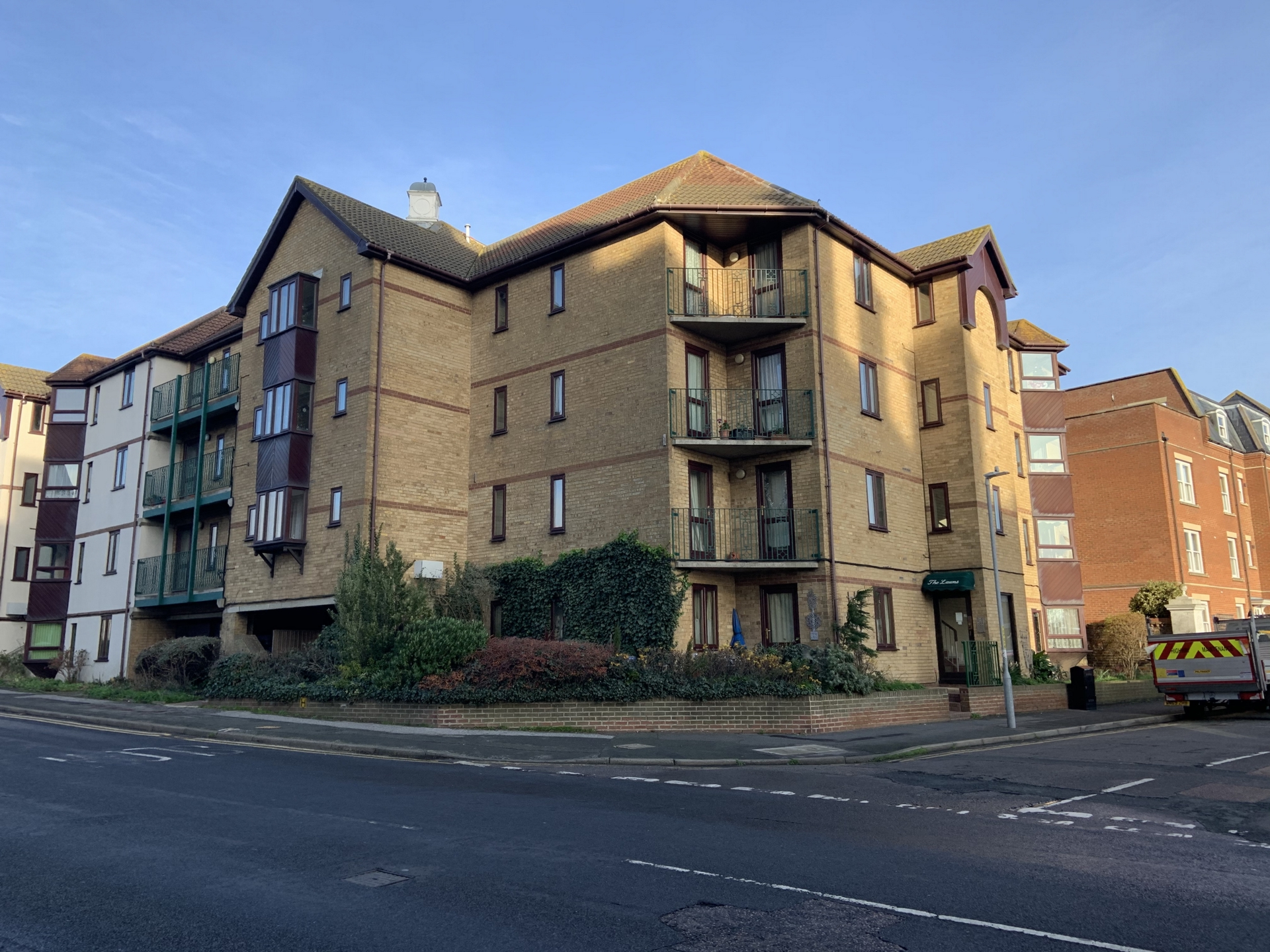 Henderson Setterfield is delighted to offer this 2 bed 1st floor flat which has been fully redecorated.    The property comprises 1 double and 1 single bedroom, fitted kitchen including hob, oven and extractor fan and there is also a large bright and airy lounge. There is a lift in the building. 