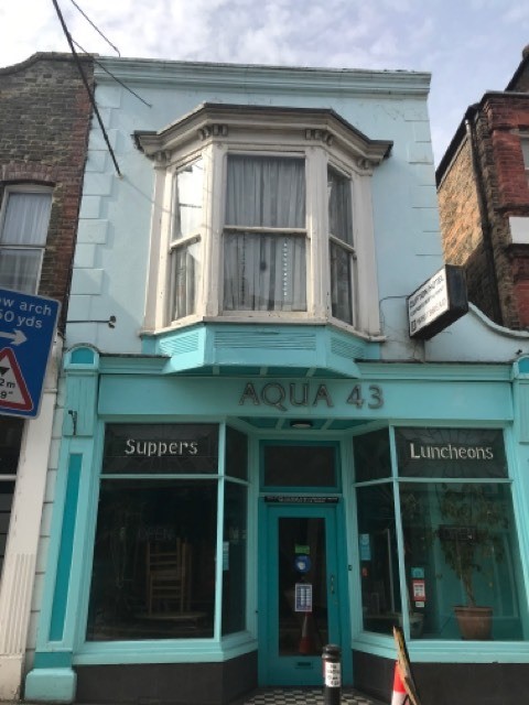 A lovely split level two bedroom flat a short walk from the beautiful beach of Viking Bay and the numerous shops, retaurants and bars in Broadstairs.    Property is available for immediate viewing, but the tenancy will commence after 1st December.