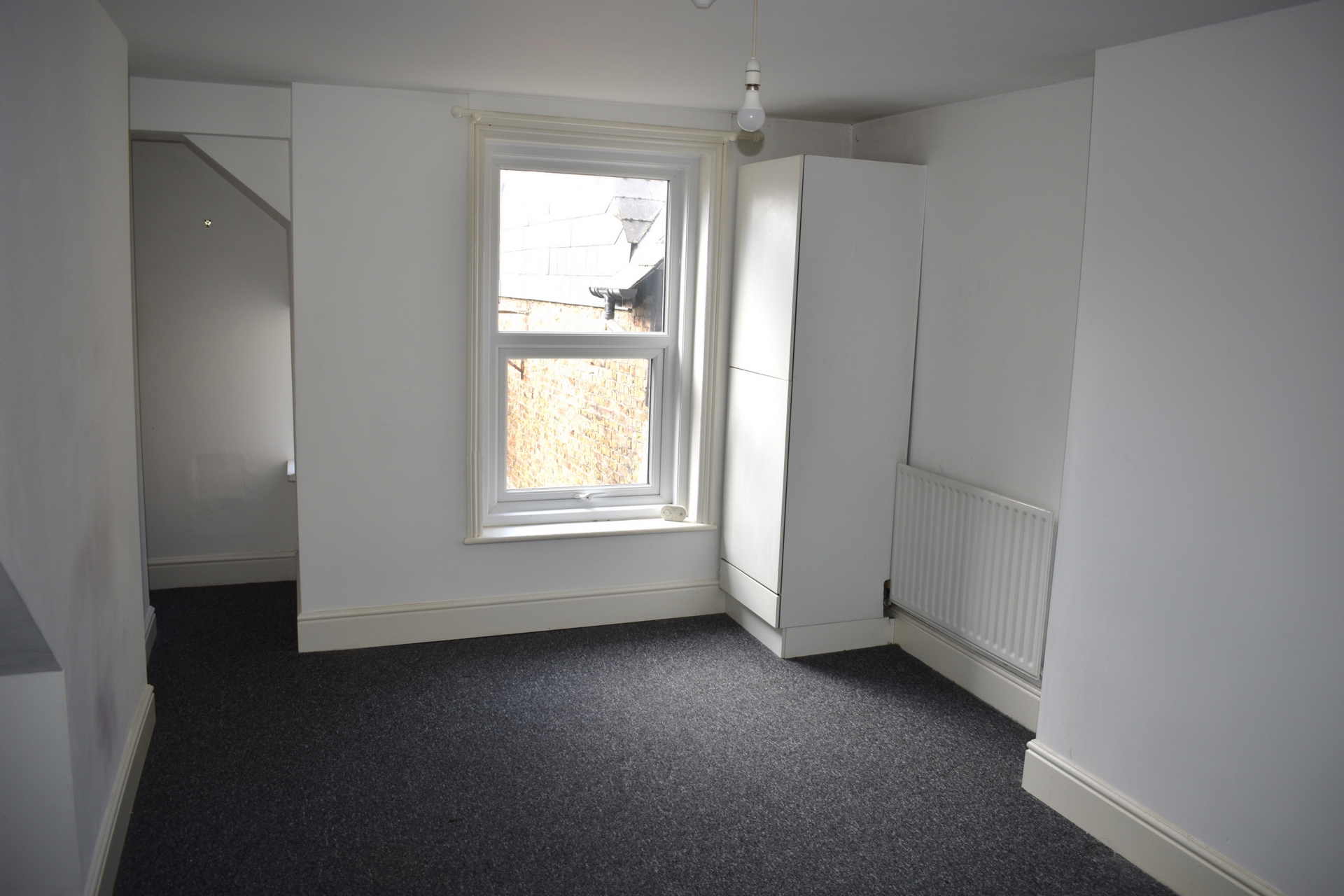 Henderson Setterfield are thrilled to offer this one bedroom 1st floor flat above Bessies Tea Room.  The property comprises 1 good size bedroom, fitted kitchen, bathroom and good size lounge. 