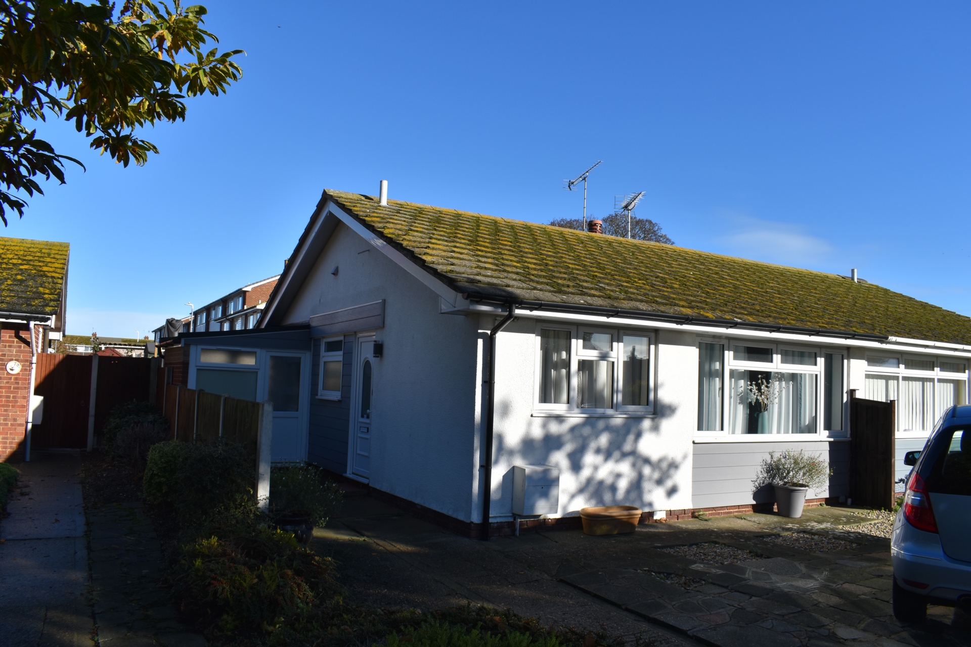 Bungalow to rent in Lindenthorpe Road 0
