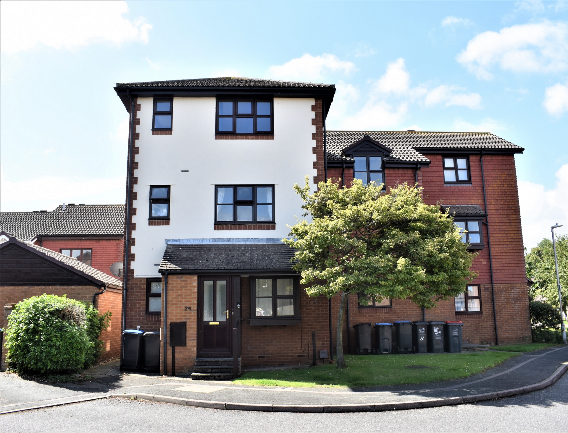 Henderson Setterfield is thrilled to offer this newly redecorated 3rd floor flat complete with newly fitted carpets throughout, this is a large well presented one bedroom flat, the bathroom has a shower over the bath, the kitchen has fitted white wall and base units with integrated hob, oven and ext