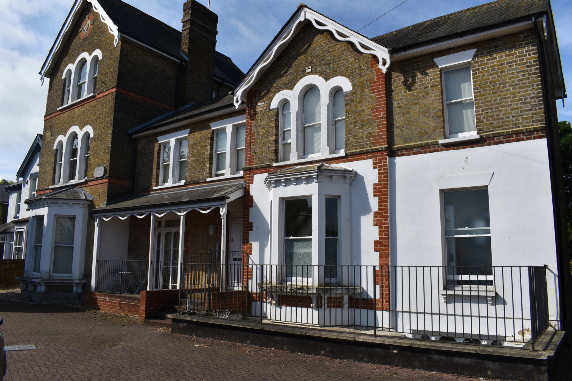 This spacious, beautifully appointed 1-bedroom duplex apartment is situated within a charming period style property located in Broadstairs.