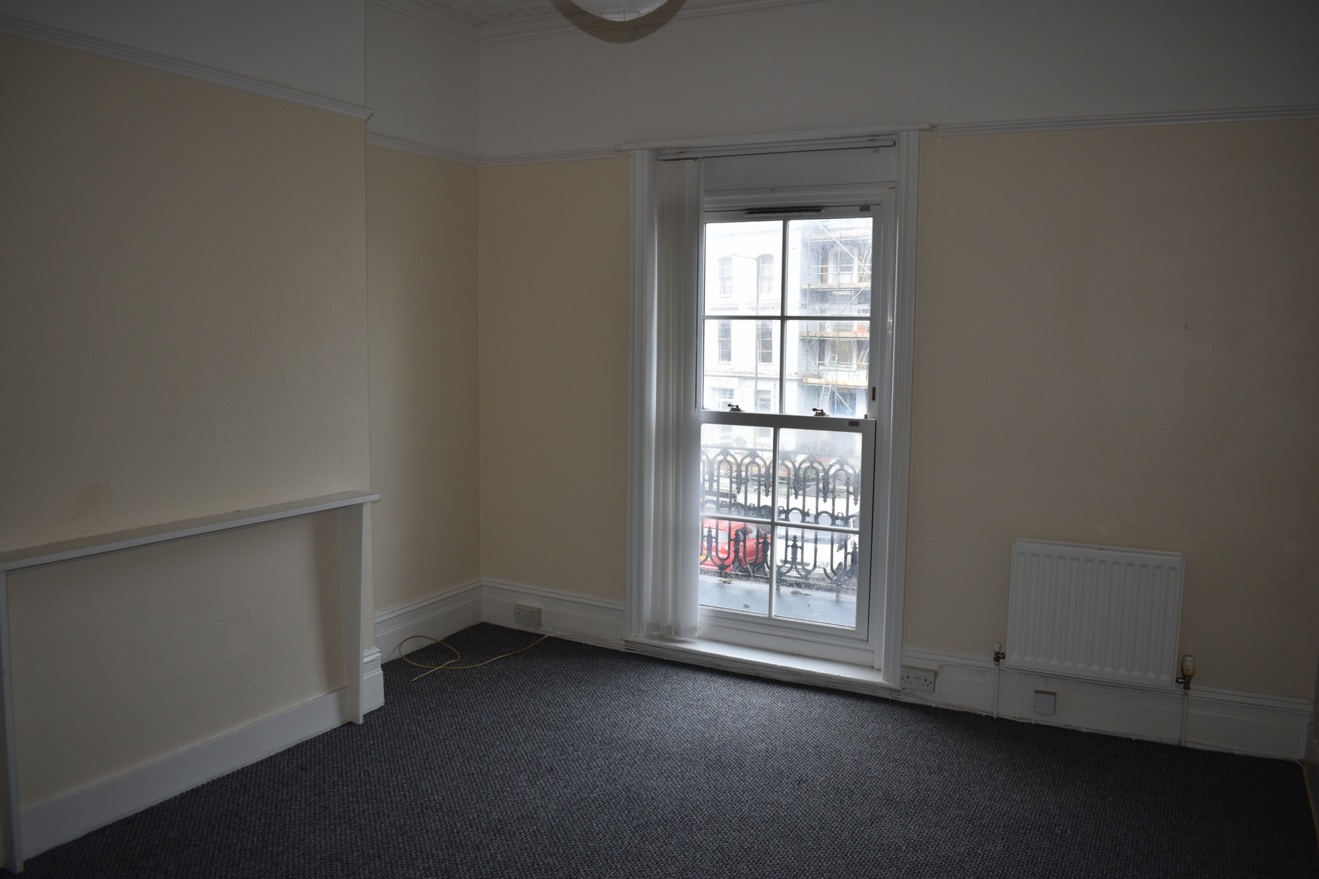 Sizable one bedroomed property located on Margate Seafront! Available now!