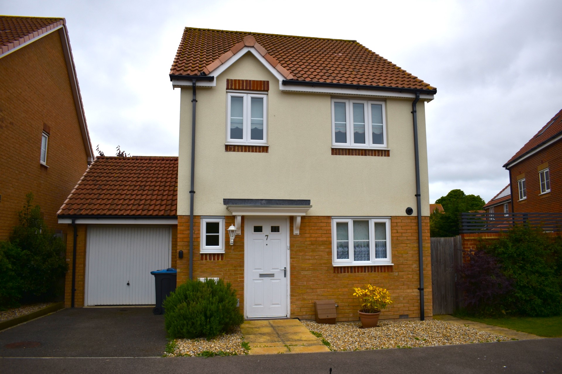 EARLY VIEWING RECOMMENDED!    Henderson Setterfield is delighted to offer this stunning detached house with garden, situated within walking distance of the popular shops, bars and restaurant of Broadstairs and the beautiful sandy beach at Viking Bay. 