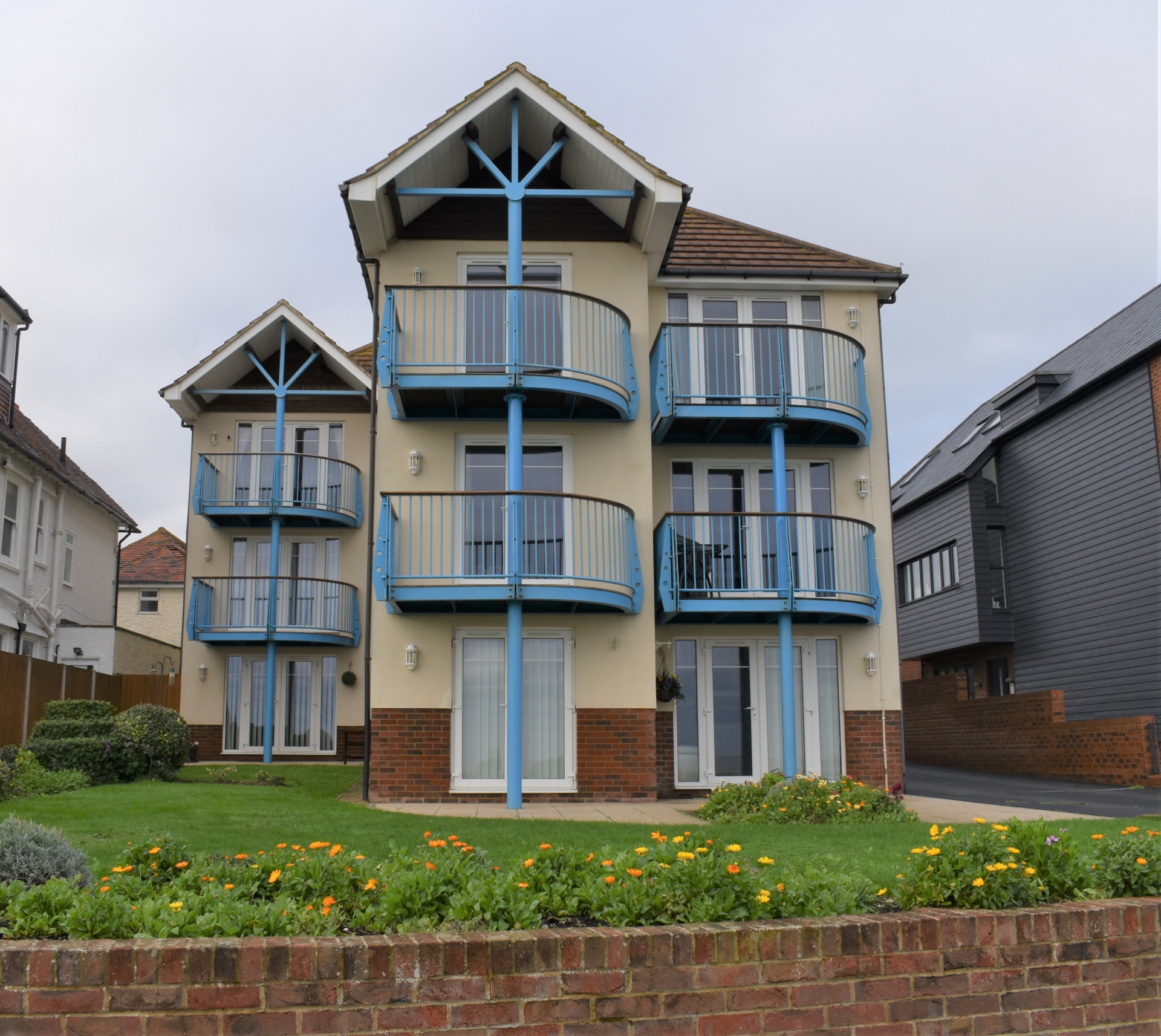 2 bed flat for sale in Western Esplanade, Broadstairs  - Property Image 1