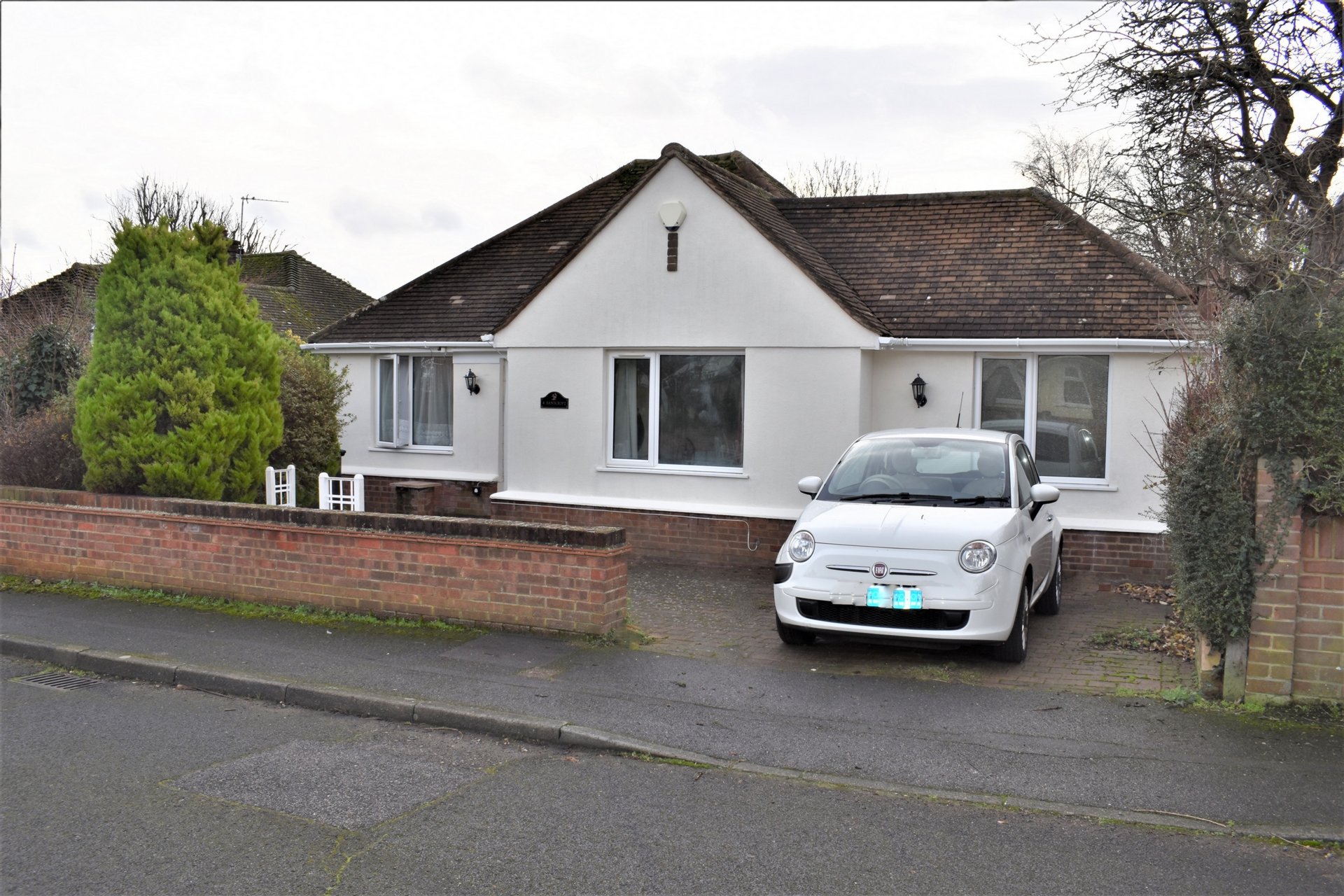 ***CHAIN FREE*** This wonderful three-bedroom detached bungalow boasting a large lounge/living space and a great sized kitchen is located in one of Broadstairs sought after locations.