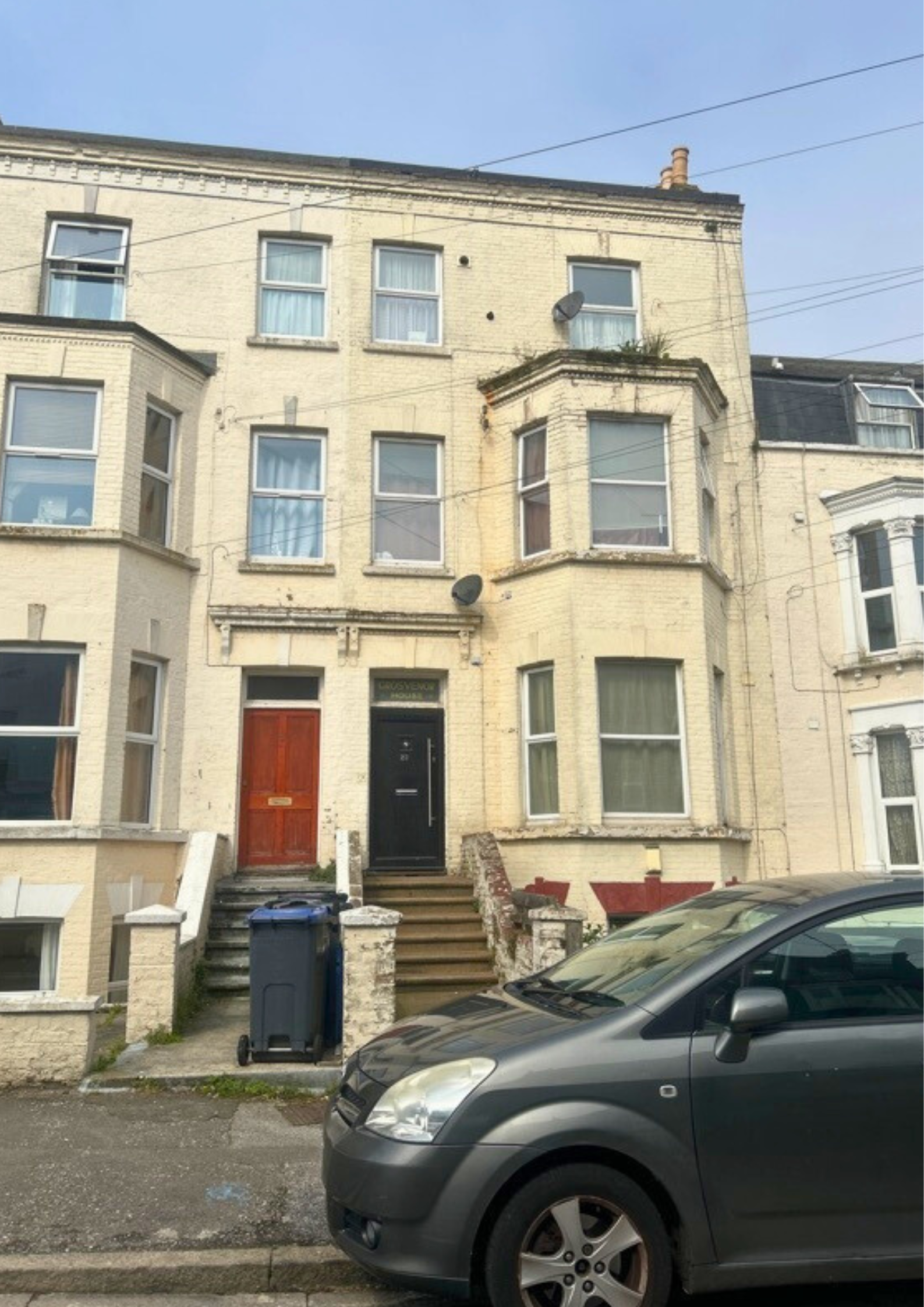 Henderson Setterfield are thrilled to offer this two double bedroom ground floor flat. The flat comprises fitted kitchen, bathroom with WC, wash hand basin, bath and shower over bath, the heating  is gas Central Heating. 