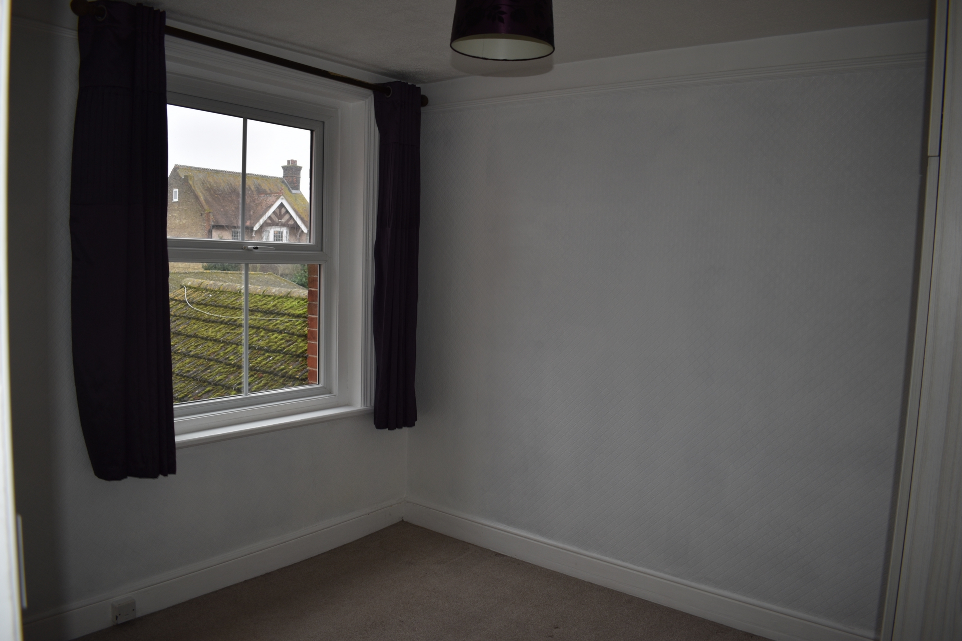 New to the market two bedroomed flat located in the heart of Birchington! Available now! £850pcm.