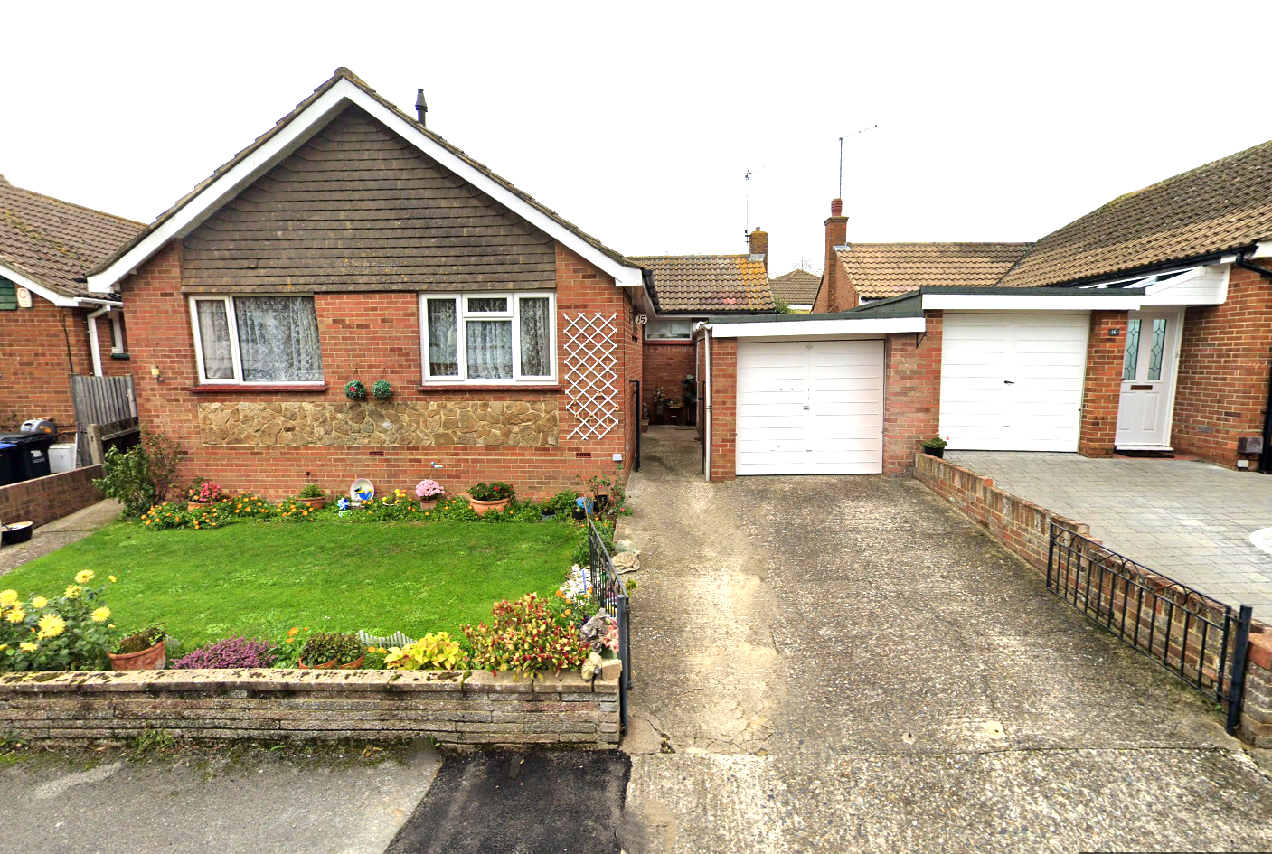 Two bedroom bungalow placed in a quiet cul-de-sac within Broadstairs offered CHAIN FREE