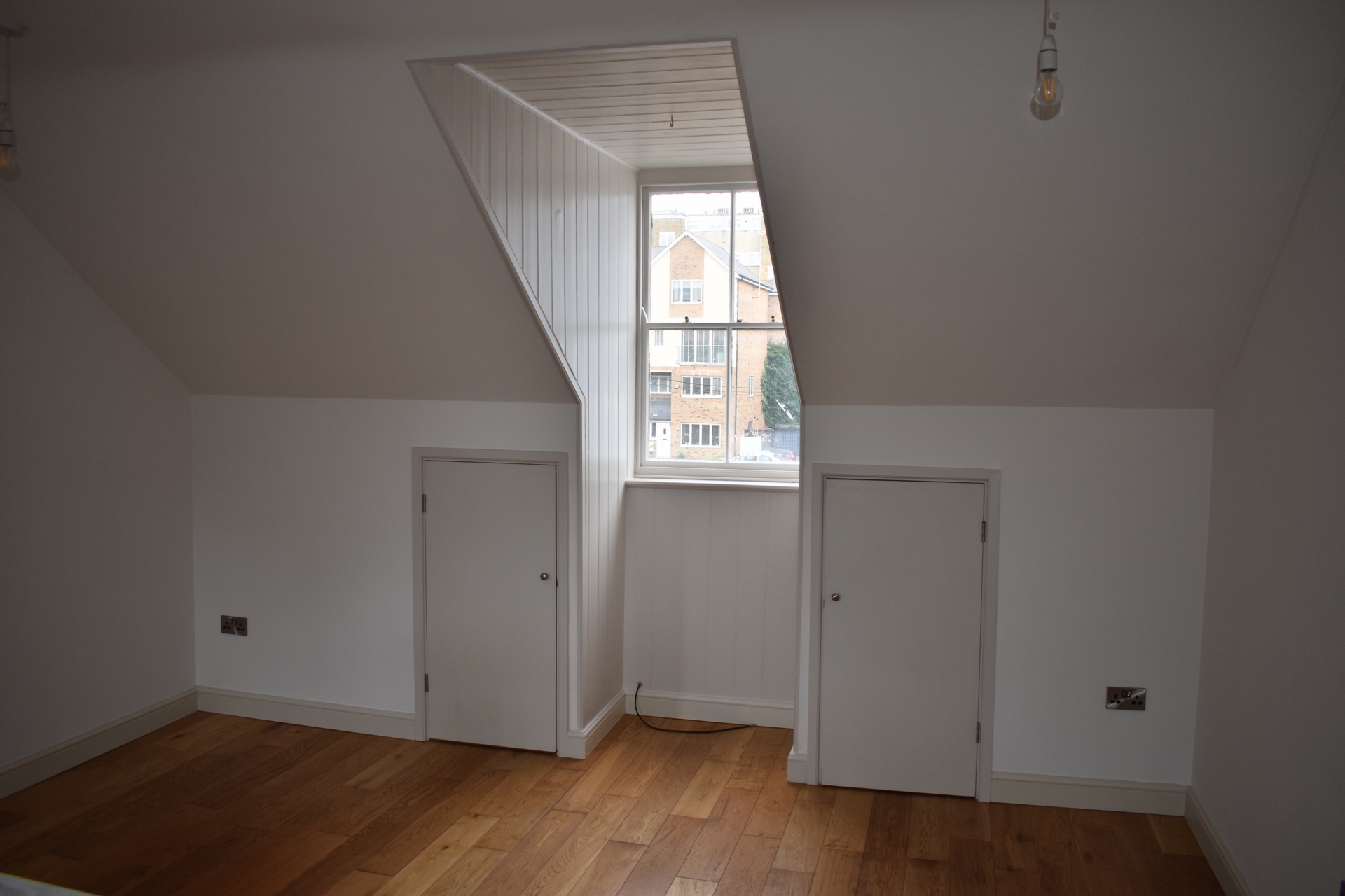 Henderson Setterfield are thrilled to offer this 1st floor 2 bedroom property situated in the centre of Ramsgate Town, close to all shops, bars, restaurants and a short walk from Ramsgate Beach, it is close to the train station and on the main bus route. 