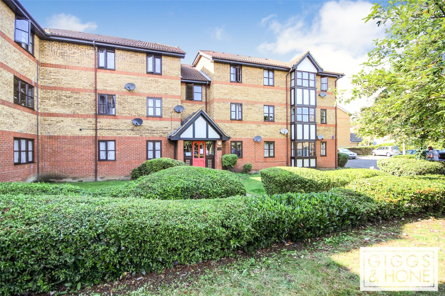 Immaculate two bedroom second floor flat located in the popular Redwood Grove development which is conveniently located close to Bedford Town Centre and Bedford Hospital.