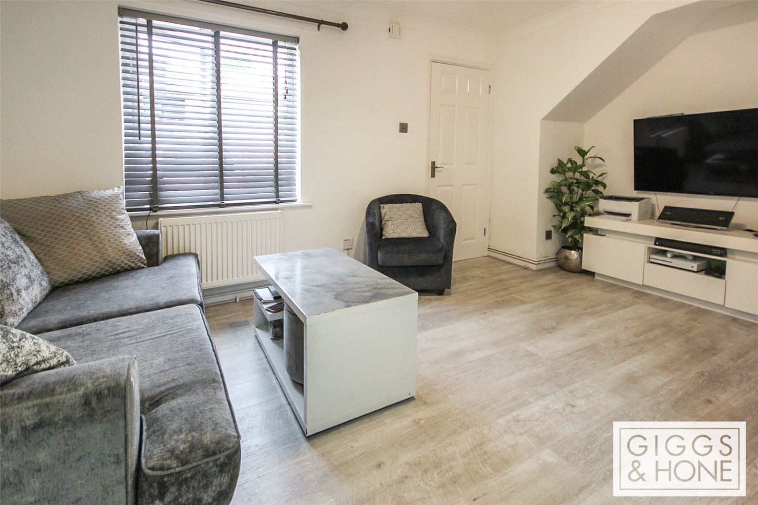 Offered for sale with no upper chain and in immaculate condition this superb one bedroom maisonette would make an ideal purchase for a first time buyer or investor.