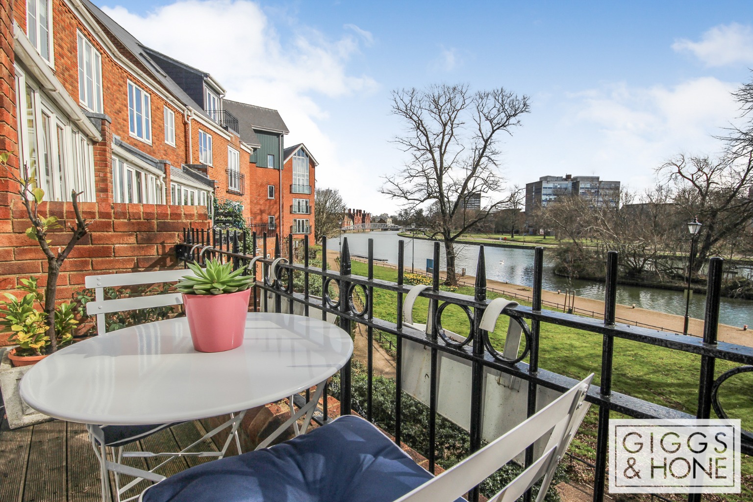 With stunning river views this three bedroom maisonette is  offered for sale in immaculate condition with river views. This immaculate apartment is a stone’s throw away from Bedford train station and the Riverside North Development providing a of restaurants and  leisure facilities.
